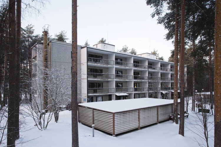 Oulun Validia-talo ulkopuolelta, kerrostalo ja useita parvekkeita, talviaika.